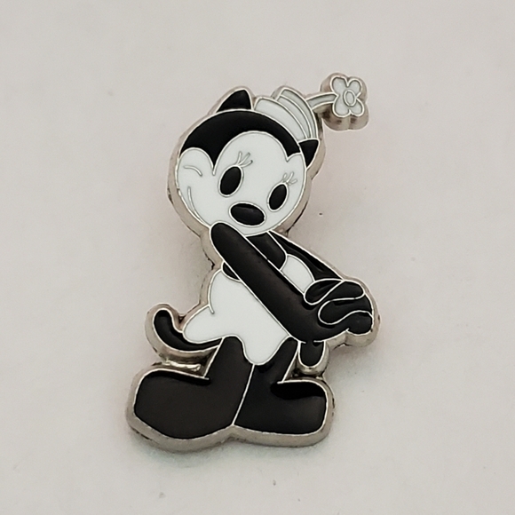 Disney Pin Trading Ortensia The Cat Oswald's Girlfriend Collection Pin - Picture 1 of 3